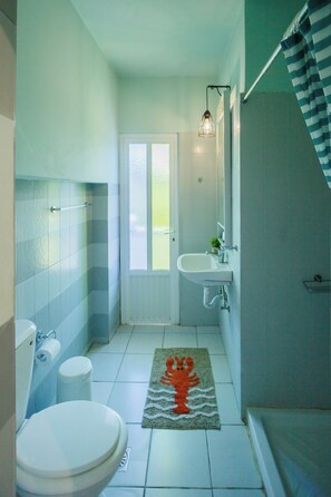 Dreibettzimmer | Badezimmer | Handtücher, Toilettenpapier