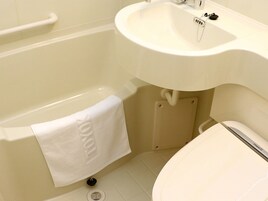 Bañera con ducha, artículos de tocador gratuitos, secador de pelo