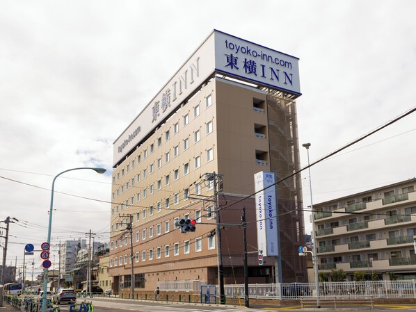 A multi-story building with a sign for Toyoko Inn. - Toyoko Inn Chofu Keio Line Fuda Station (Chofu)