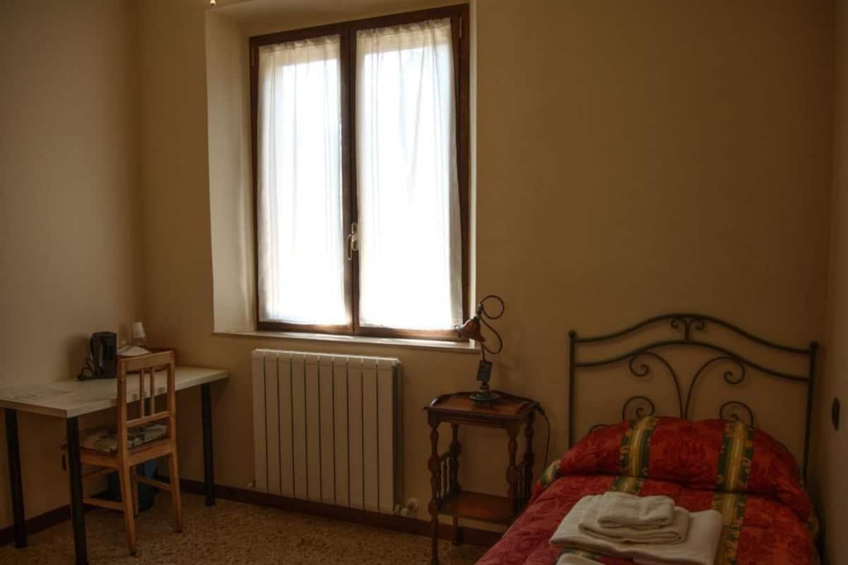 Single Room | Individually decorated, individually furnished, desk, rollaway beds