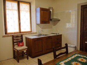 Departamento | Cocineta privada | Refrigerador con congelador, parrilla de estufa y tetera eléctrica 