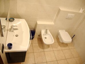 Habitación doble | Baño | Regadera, amenidades de baño gratuitas, secadora de cabello, bidet 