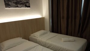 Deluxe Twin Room | WiFi (free) - Place2Stay at Sri Aman (Sri Aman)