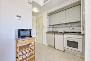 Køleskab, mikrobølgeovn, ovn, kogeplade