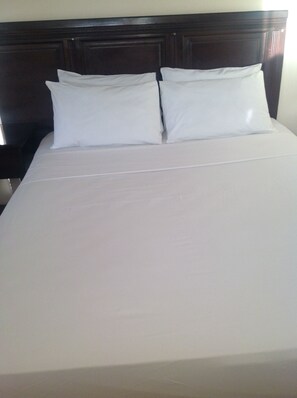 Deluxe tweepersoonskamer | Een bureau, een laptopwerkplek, een strijkplank/strijkijzer