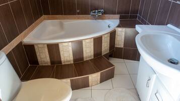 Premium Apartment, 2 Bedrooms | Bathroom | Free toiletries, hair dryer, towels, soap