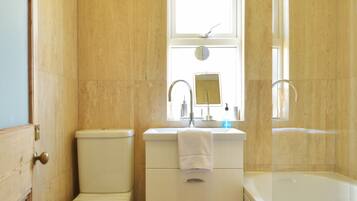Townhouse | Kamar mandi | Kombinasi shower/bathtub dan handuk