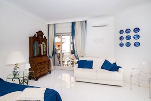 Phòng Suite có thiết kế đặc sắc | Minibar, két bảo mật tại phòng, bàn 