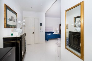 Svit Design | Minibar, värdeförvaringsskåp på rummet och skrivbord