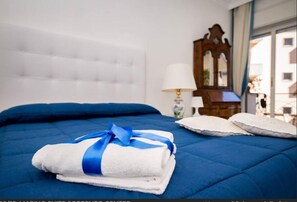 Phòng Suite có thiết kế đặc sắc | Minibar, két bảo mật tại phòng, bàn 