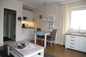 Kühlschrank, Mikrowelle, Wasserkocher mit Kaffee-/Teezubehör
