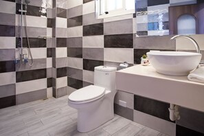 Habitación doble estándar, sin ventanas | Baño | Regadera, regadera tipo lluvia, amenidades de baño gratuitas 