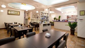 Un comedor moderno con mesas, sillas y una barra central.