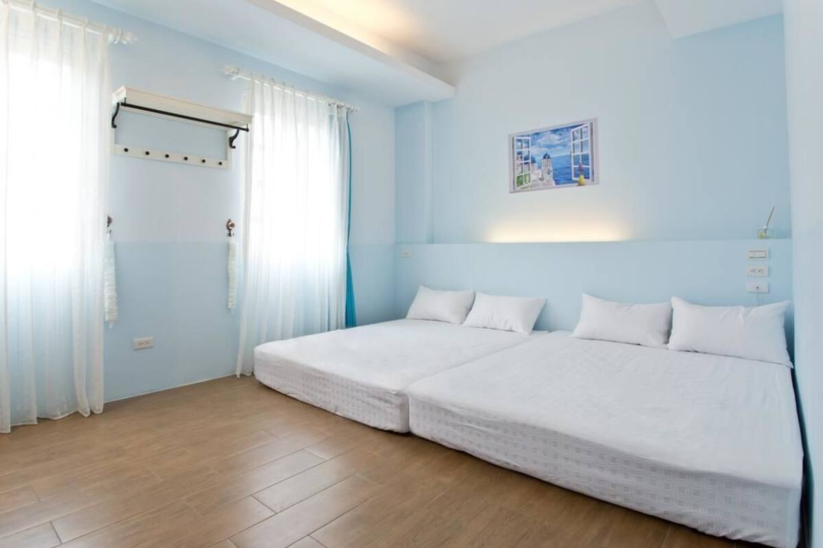 Habitación cuádruple estándar | Cortinas opacas, sistema de insonorización, wifi gratis y ropa de cama