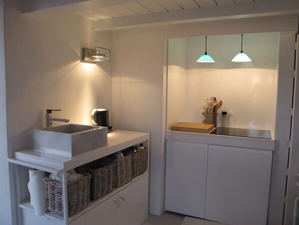 Réfrigérateur, plaque de cuisson, lave-vaisselle, cafetière/bouilloire