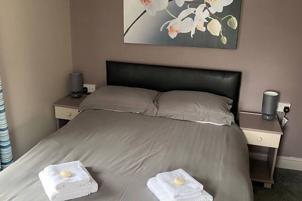 Verdunkelungsvorhänge, Bügeleisen/Bügelbrett, kostenlose Babybetten