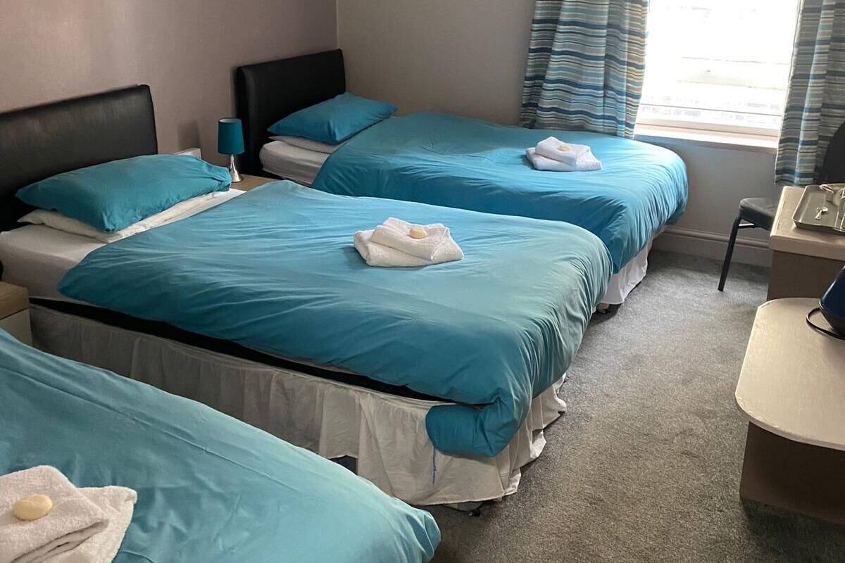 Verdunkelungsvorhänge, Bügeleisen/Bügelbrett, kostenlose Babybetten