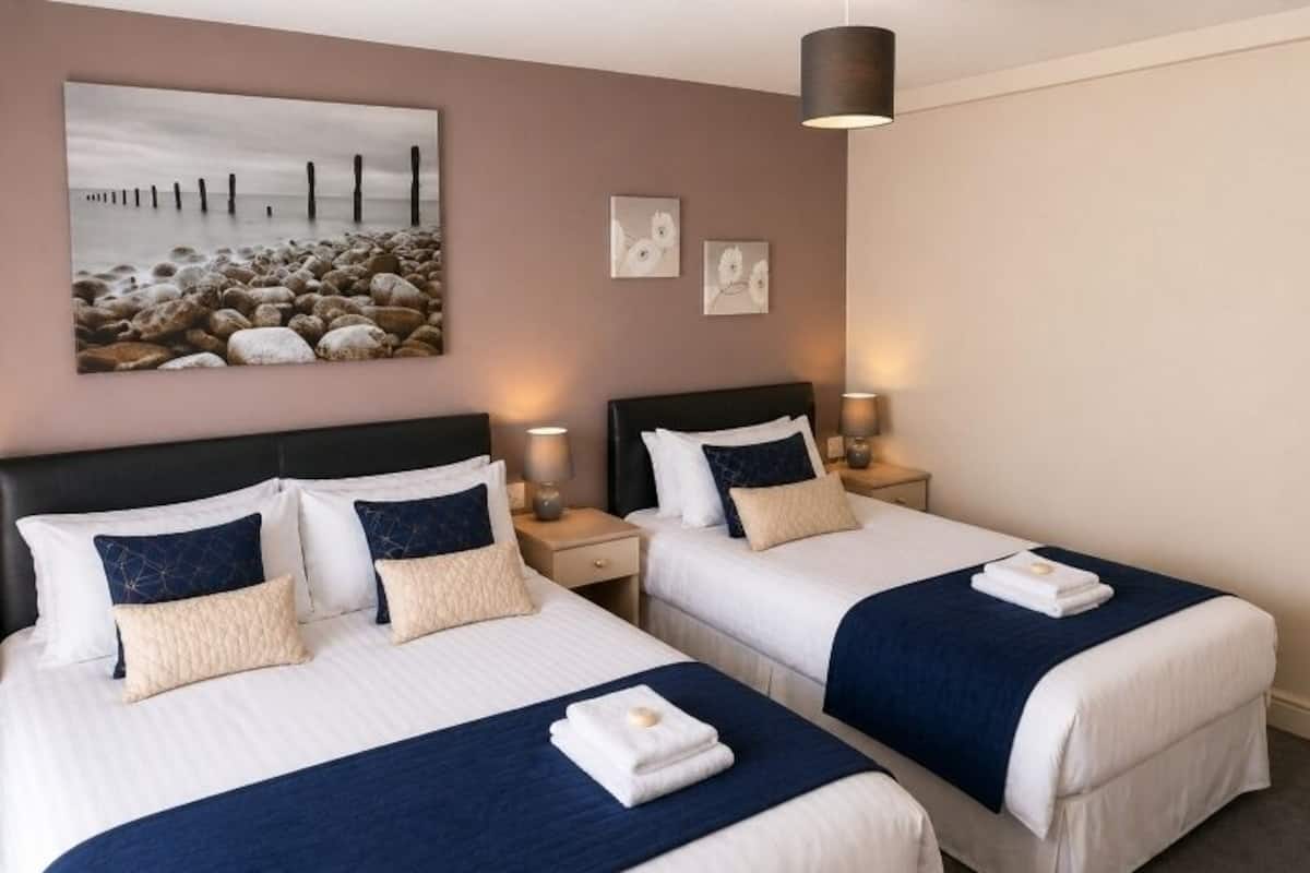 Cortinas blackout, tabla de planchar con plancha y wifi gratis