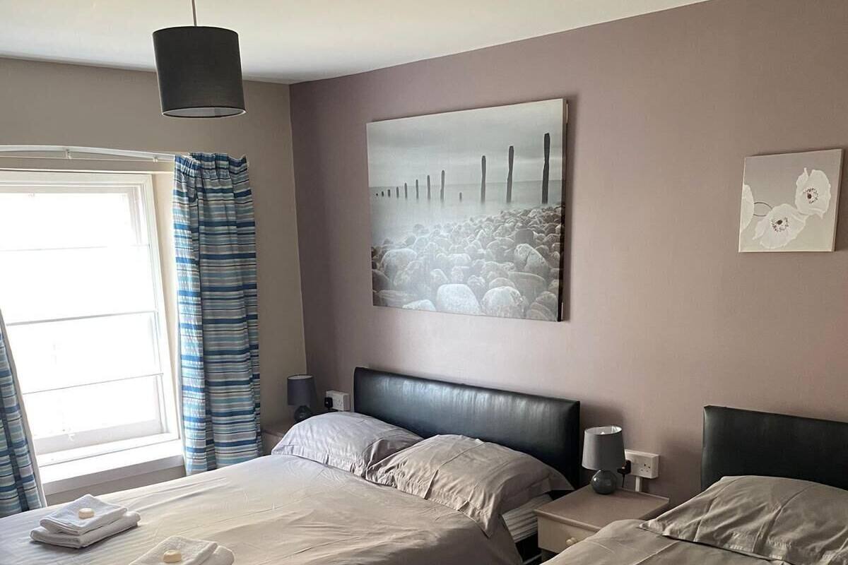 Verdunkelungsvorhänge, Bügeleisen/Bügelbrett, kostenlose Babybetten