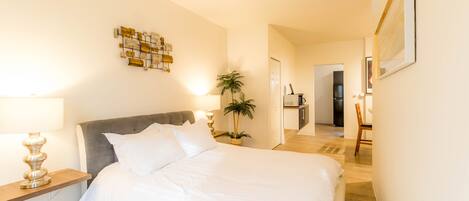 In-room safe, iron/ironing board, WiFi, bed sheets