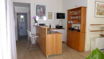 Kühlschrank, Mikrowelle, Herdplatte, Geschirrspüler