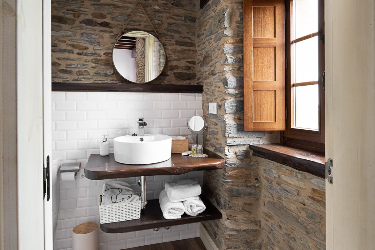 standard room, mountain view (manuel antonio) | bathroom | shower, rainfall showerhead, free toiletries, hair dryer