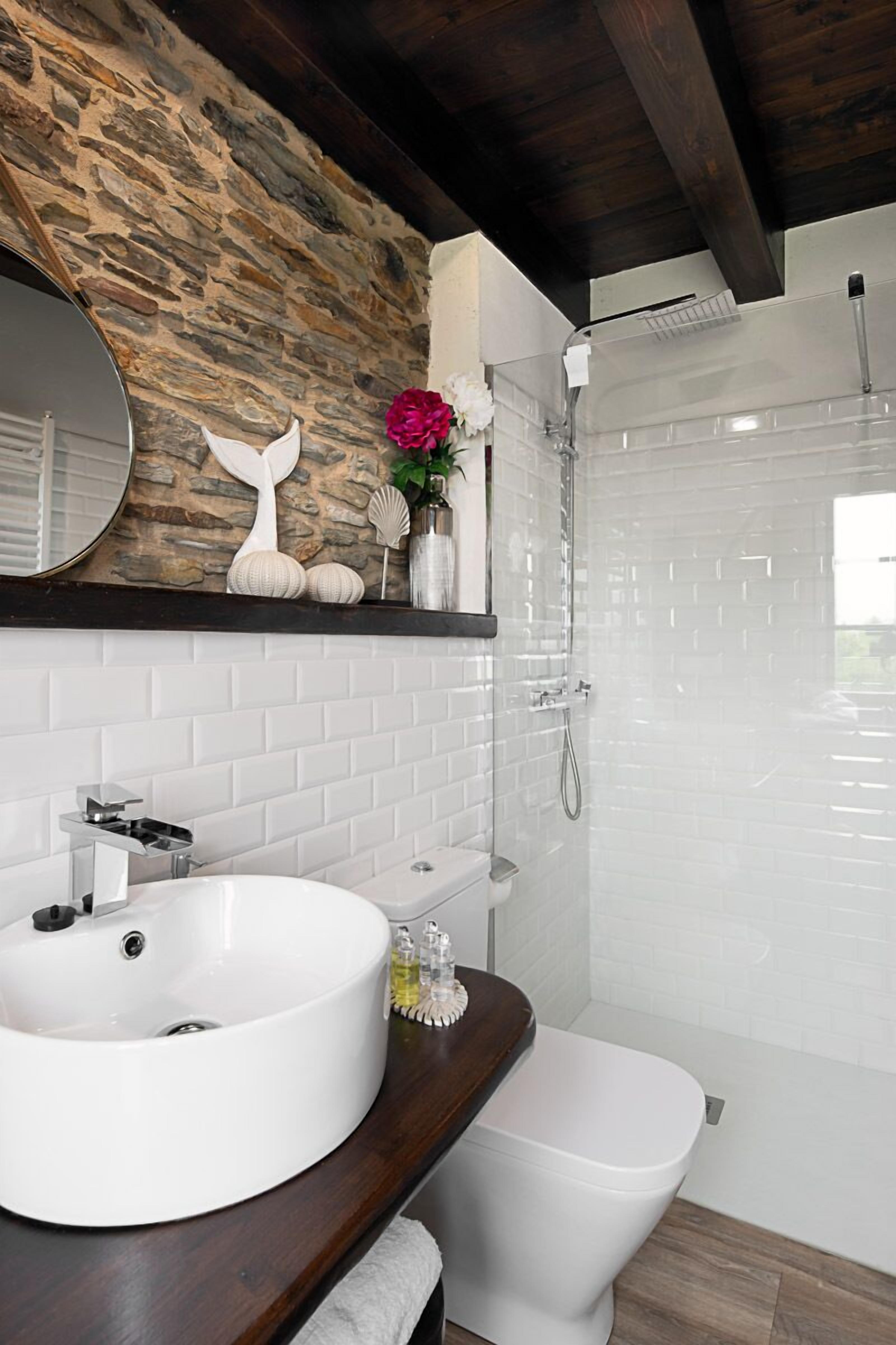 standard room, mountain view (key west) | bathroom | shower, rainfall showerhead, free toiletries, hair dryer