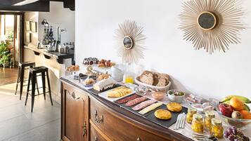 Frokostbuffé hver dag (EUR 10 per person)