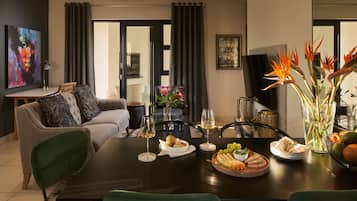 Apartamento superluxo, 2 quartos | Área de estar | Smart TV 42 polegadas com canais via satélite, TV, Netflix