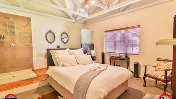 Chambre Double Deluxe | Literie de qualité supérieure, couette en duvet d'oie