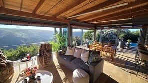 Télévision à écran plat, cheminée