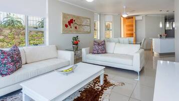 Apartamento de lujo, 3 habitaciones | Zona de estar | Una televisión de pantalla plana