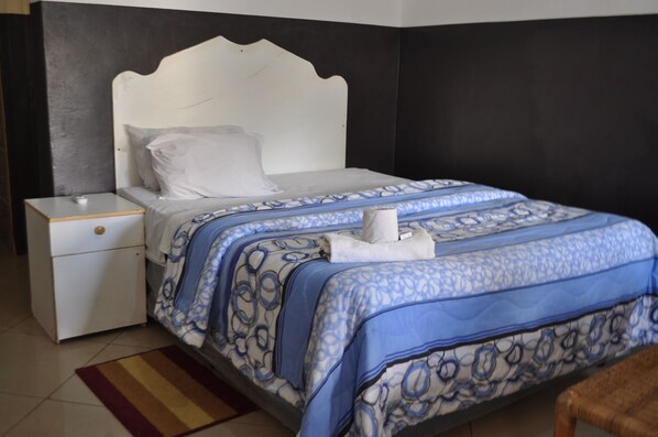 Standard Double Room | Minibar, individually decorated, individually furnished, desk