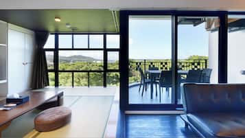Top Floor | 1 bedroom, desk, free WiFi