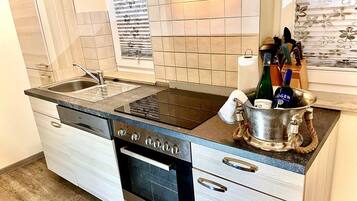 Kühlschrank, Mikrowelle, Herdplatte, Geschirrspüler