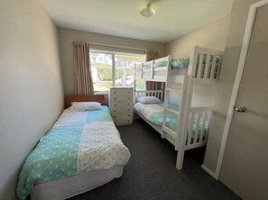 3 bedrooms, travel crib, bed sheets