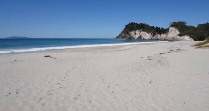 3 bedroom modern bach 3 minutes from beach