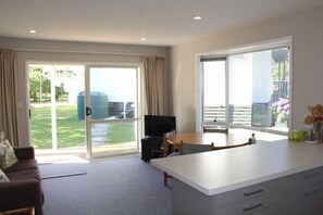 Televisión, reproductor de DVD y libros 