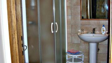 Camera doppia (Camera 1) | Bagno | Vasca da bagno a immersione totale, set di cortesia gratuito