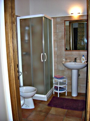Chambre Double (Camera 1) | Salle de bain | Baignoire relaxante profonde, articles de toilette gratuits