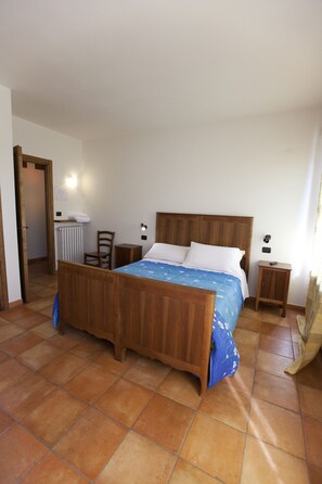 Quarto casal (Camera 1) | Roupas de cama premium, cortinas blackout, ferros/tábuas de passar roupa