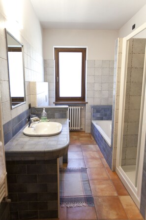 Deep-soaking bathtub, free toiletries, hair dryer, slippers - Ca D' Becon (Bubbio)