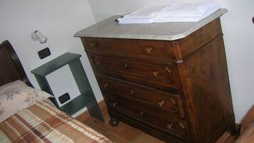 Room, Shared Bathroom (Camera 2) | Peralatan tempat tidur premium, langsir/tirai gelap terus