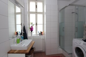 Superior appartement, 1 slaapkamer | Badkamer | Een haardroger, handdoeken, zeep, toiletpapier
