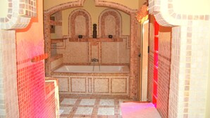 A bathroom with a large bathtub, tiled walls, and a red door. - Vacation home with pool in a beautiful country location with sea views Wifi included (Santa Cruz de Tenerife)