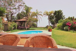 Utendørsbasseng og et oppvarmet basseng