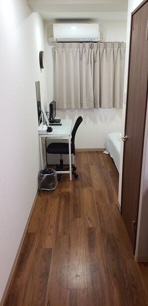 Escritorio, espacio para trabajar con laptop y cortinas blackout 