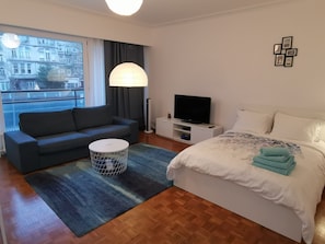 Bureau, fer et planche à repasser, Wi-Fi gratuit, draps fournis