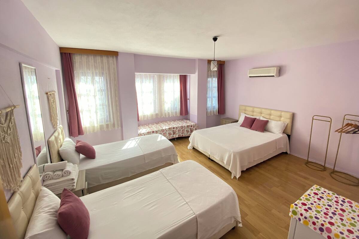 Habitación cuádruple familiar | Decoración personalizada, tabla de planchar con plancha y wifi gratis