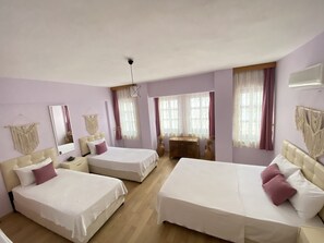 Habitación cuádruple familiar | Decoración personalizada, tabla de planchar con plancha y wifi gratis